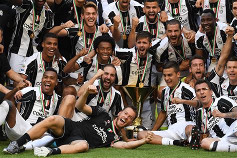 Ensemble Survetement Veste Juventus 2020-2021 Noir et Blanc